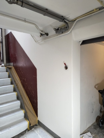 oude rode kleur en wanden gewit.