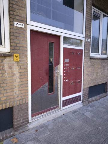 Oude deuren , brievenbus en intercom